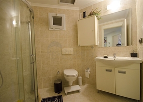 شقة عائلية مفروشة - ضمن مجمع يضم كافة الخدمات -منطقة جيكجلي المركزية / الانيا 