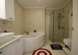 شقة عائلية مفروشة - ضمن مجمع يضم كافة الخدمات -منطقة جيكجلي المركزية / الانيا 