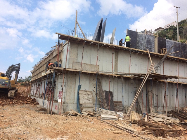 في مركز الانيا وعلى تلة مرتفعة - مجمع قيد الانشاء - بالاقساط 