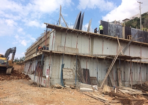 في مركز الانيا وعلى تلة مرتفعة - مجمع قيد الانشاء - بالاقساط 