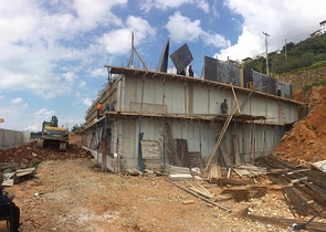 في مركز الانيا وعلى تلة مرتفعة - مجمع قيد الانشاء - بالاقساط 