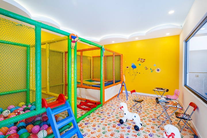 ضمن مجمع فاخر -اول صف على البحر - شقة غرفتين وصالة - مهموتلار / الانيا 