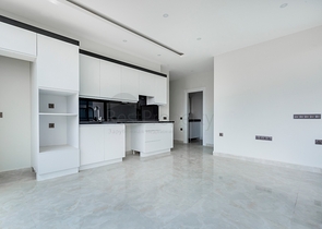 ضمن مجمع فاخر -اول صف على البحر - شقة غرفتين وصالة - مهموتلار / الانيا 