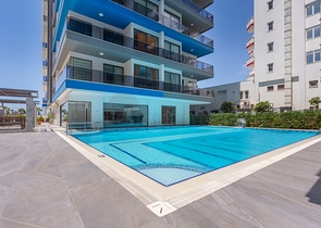 ضمن مجمع فاخر -اول صف على البحر - شقة غرفتين وصالة - مهموتلار / الانيا 