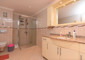 اطلالة بحرية -شقة عائلية واسعة - مجمع يضم كافة الخدمات - مهموتلار / الانيا 