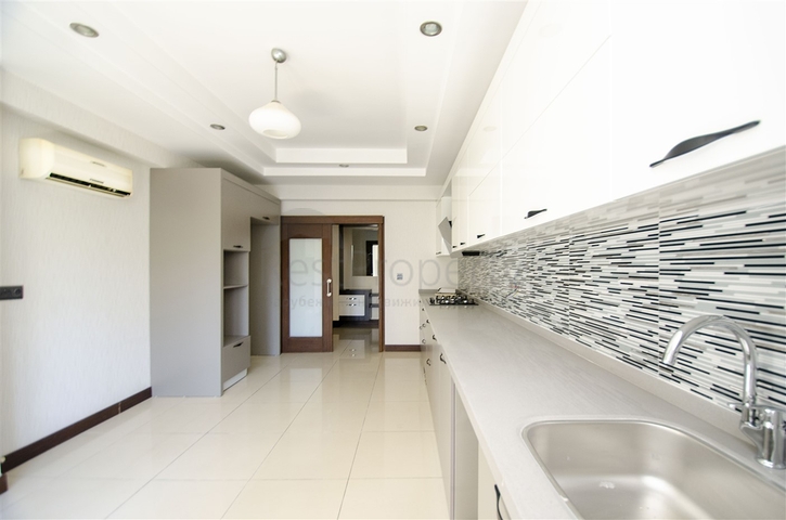 شقة واسعة 3 + 1 في مجمع 500 م على البحر في انطاليا