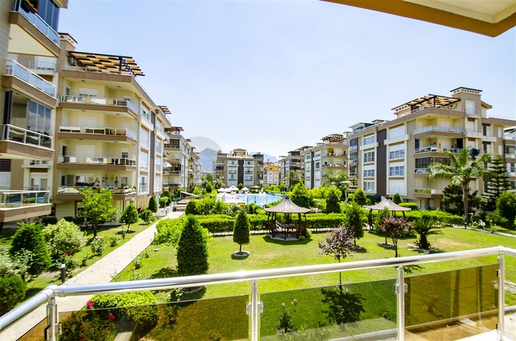 شقة واسعة 3 + 1 في مجمع 500 م على البحر في انطاليا