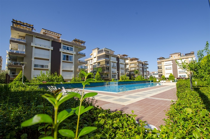 شقة واسعة 3 + 1 في مجمع 500 م على البحر في انطاليا