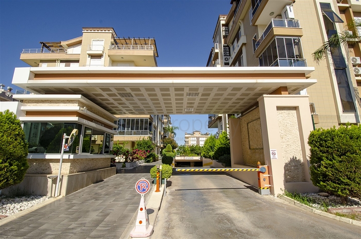 شقة واسعة 3 + 1 في مجمع 500 م على البحر في انطاليا