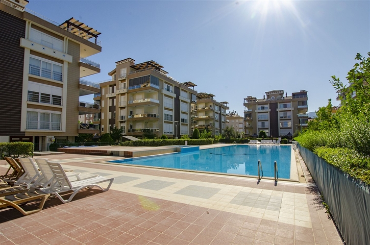 شقة واسعة 3 + 1 في مجمع 500 م على البحر في انطاليا