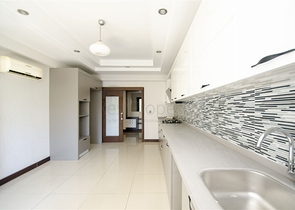 شقة واسعة 3 + 1 في مجمع 500 م على البحر في انطاليا