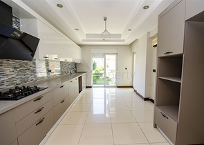 شقة واسعة 3 + 1 في مجمع 500 م على البحر في انطاليا