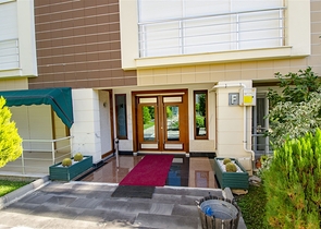 شقة واسعة 3 + 1 في مجمع 500 م على البحر في انطاليا