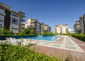 شقة واسعة 3 + 1 في مجمع 500 م على البحر في انطاليا