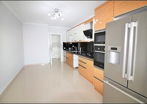 سعر مناسب - شقة 3 غرف - مطبخ منفصل - ضمن مجمع سكني حديث - مهوتلار / الانيا 