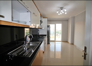 سعر مناسب - شقة 3 غرف - مطبخ منفصل - ضمن مجمع سكني حديث - مهوتلار / الانيا 