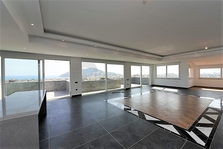 اطلالة بحر وقلعة - دوبلكس واسعة 550 متر مربع- مركز الانيا 