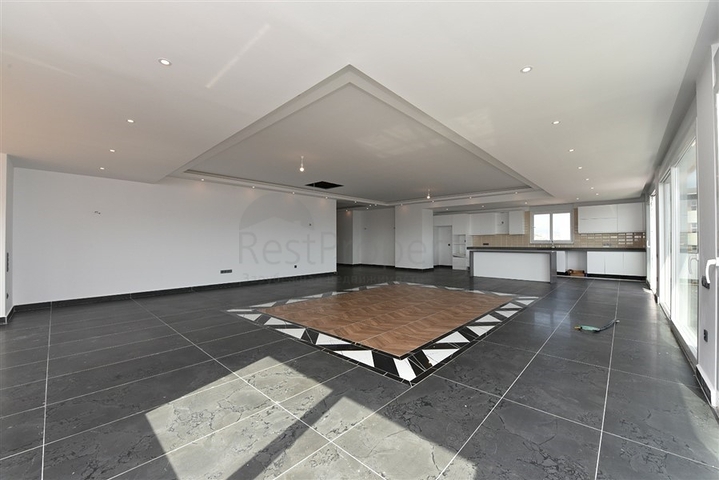 اطلالة بحر وقلعة - دوبلكس واسعة 550 متر مربع- مركز الانيا 