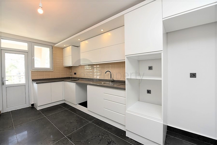 اطلالة بحر وقلعة - دوبلكس واسعة 550 متر مربع- مركز الانيا 