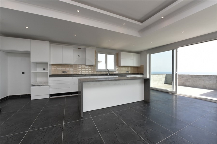 اطلالة بحر وقلعة - دوبلكس واسعة 550 متر مربع- مركز الانيا 