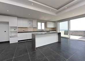 اطلالة بحر وقلعة - دوبلكس واسعة 550 متر مربع- مركز الانيا 