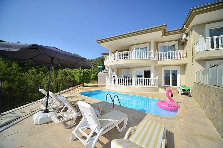 فيلا مستقلة مع مسبح خاص في مركز الانيا 