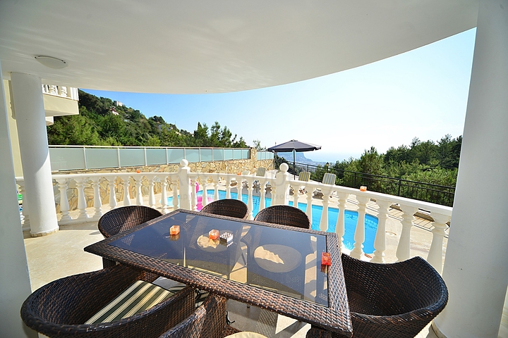 فيلا مستقلة مع مسبح خاص في مركز الانيا 