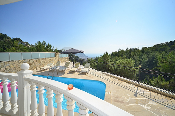 فيلا مستقلة مع مسبح خاص في مركز الانيا 