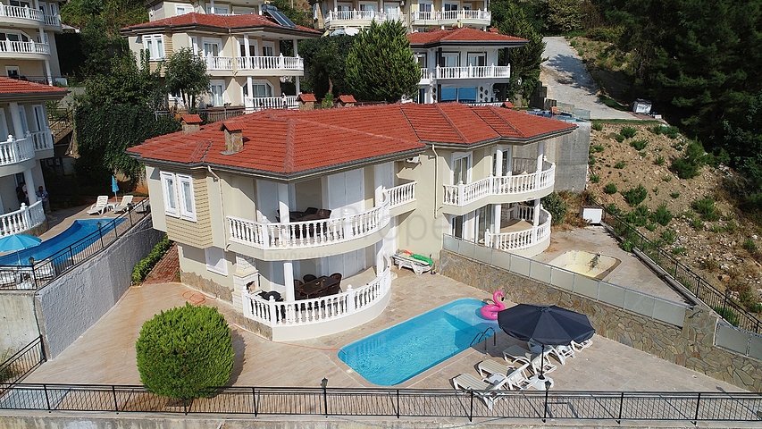 فيلا مستقلة مع مسبح خاص في مركز الانيا 