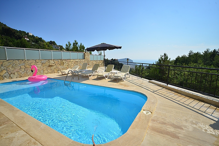 فيلا مستقلة مع مسبح خاص في مركز الانيا 