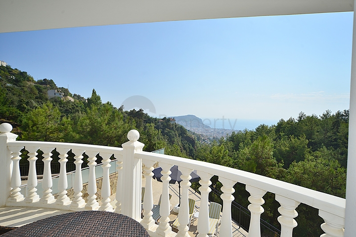 فيلا مستقلة مع مسبح خاص في مركز الانيا 