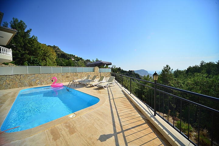 فيلا مستقلة مع مسبح خاص في مركز الانيا 