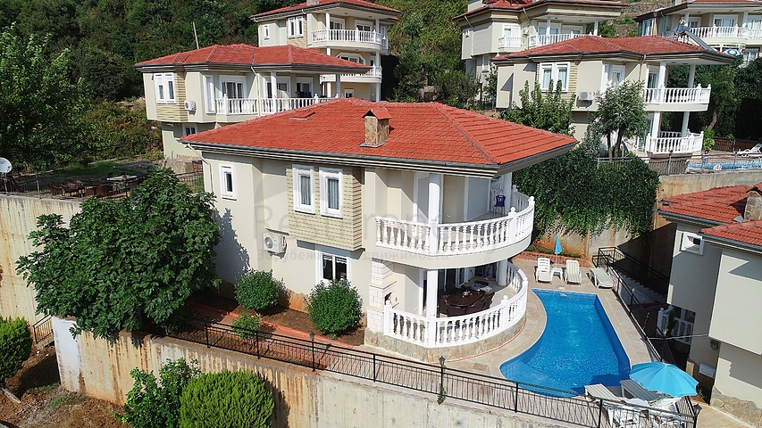 فيلا مستقلة مع مسبح خاص في مركز الانيا 