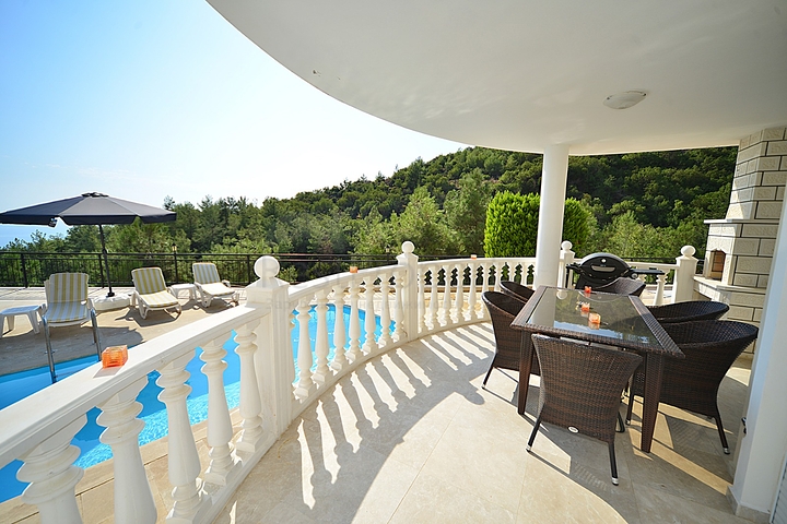 فيلا مستقلة مع مسبح خاص في مركز الانيا 