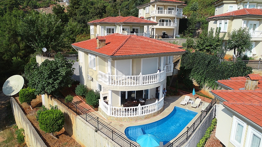 فيلا مستقلة مع مسبح خاص في مركز الانيا 