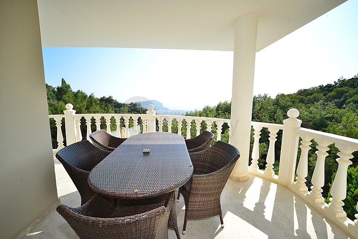 فيلا مستقلة مع مسبح خاص في مركز الانيا 