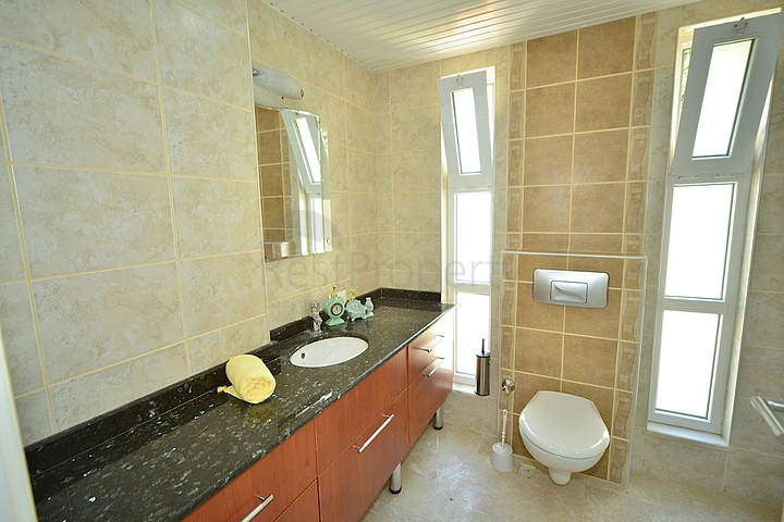 فيلا مستقلة مع مسبح خاص في مركز الانيا 