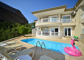 فيلا مستقلة مع مسبح خاص في مركز الانيا 