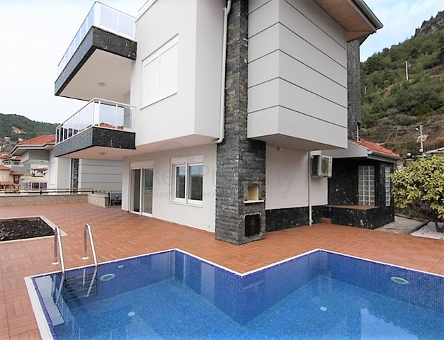 فيلا مستقلة -مسبح خاص - 5 غرف وصالة - مركز الانيا