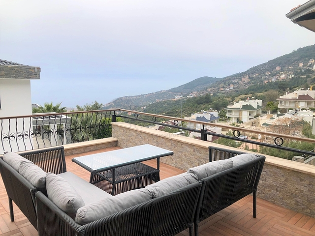 فيلا مستقلة -مسبح خاص - 5 غرف وصالة - مركز الانيا