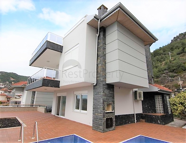 فيلا مستقلة -مسبح خاص - 5 غرف وصالة - مركز الانيا