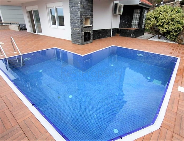 فيلا مستقلة -مسبح خاص - 5 غرف وصالة - مركز الانيا