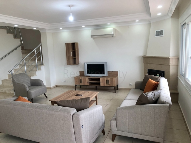 فيلا مستقلة -مسبح خاص - 5 غرف وصالة - مركز الانيا