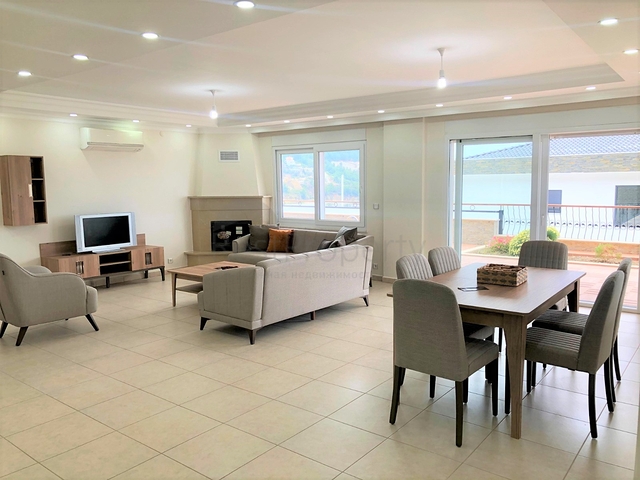 فيلا مستقلة -مسبح خاص - 5 غرف وصالة - مركز الانيا