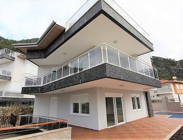 فيلا مستقلة -مسبح خاص - 5 غرف وصالة - مركز الانيا