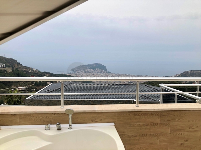 فيلا مستقلة -مسبح خاص - 5 غرف وصالة - مركز الانيا