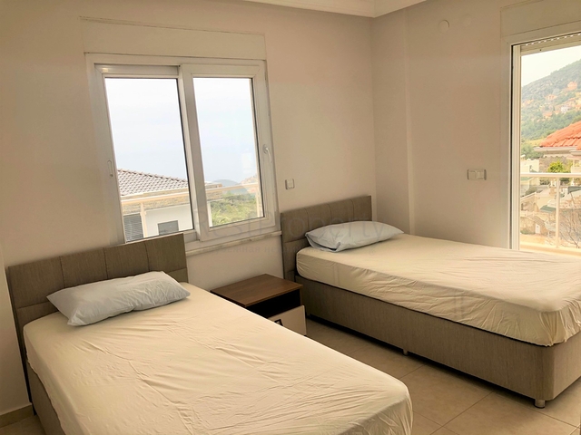 فيلا مستقلة -مسبح خاص - 5 غرف وصالة - مركز الانيا