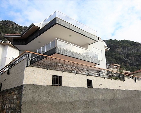 فيلا مستقلة -مسبح خاص - 5 غرف وصالة - مركز الانيا