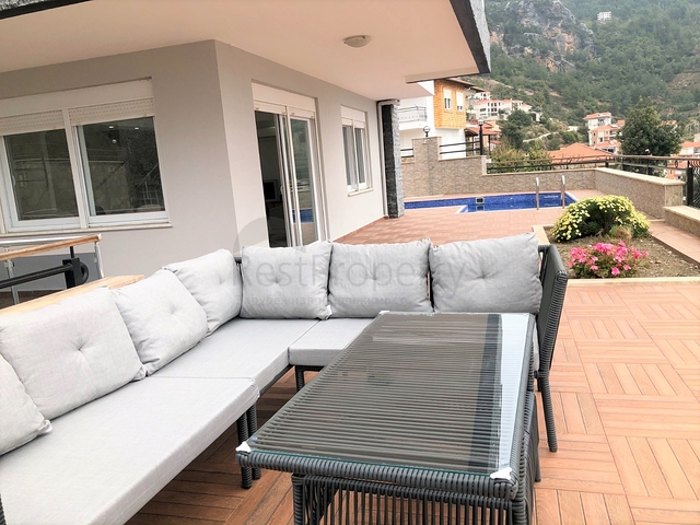 فيلا مستقلة -مسبح خاص - 5 غرف وصالة - مركز الانيا