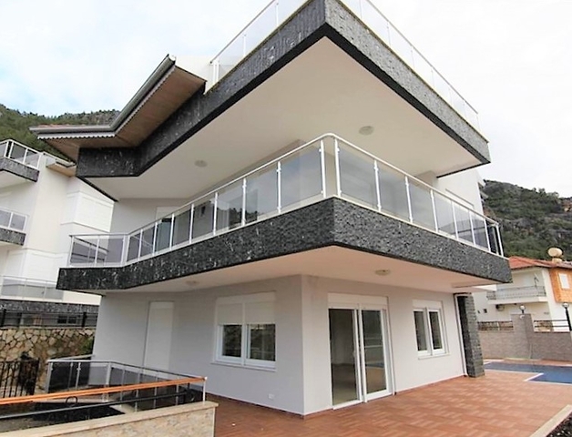 فيلا مستقلة -مسبح خاص - 5 غرف وصالة - مركز الانيا